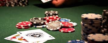 Dealer profesional cengli88 di studio Kembang Kempis dengan layar tangan pemain